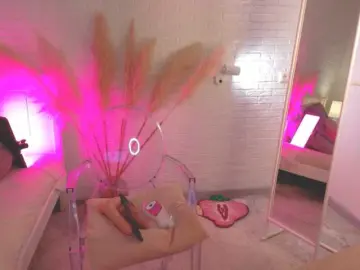 Bongacams Sex Cam of CrazyWine