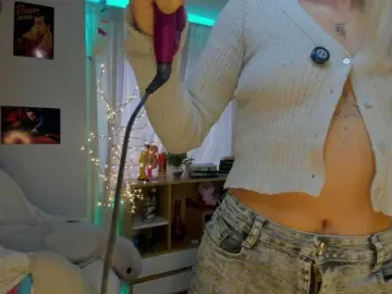 Bongacams Free Porn Cam of CuteWee420
