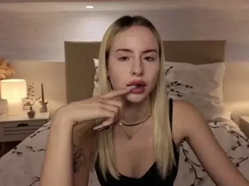 Bongacams Watch Live Sex Cams of Bella-crazyy