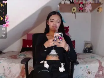 Bongacams Watch Live Sex Cams of Pocahot-ass