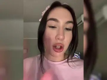 Bongacams Watch Live Sex Cams of CurvyWoman-