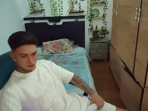 Cam4 Free Live Porn of santiagoo