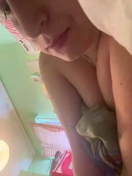 Cam4 Free Live Porn of chicahot57
