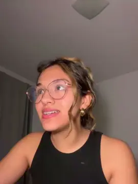 Cam4 Free Live Porn of emi444