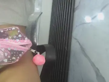 Cam4 Free Porn Cam of CamelyHott