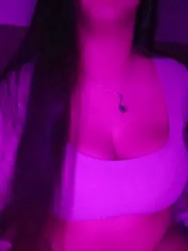 Cam4 Free Live Porn of morenita_888