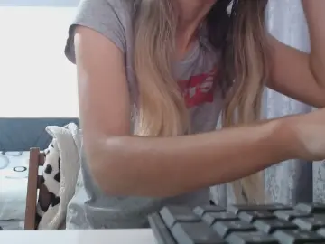 Cam4 Live Sex Cam of Amedeia