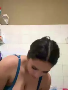 Cam4 Live Porn of Reyna444