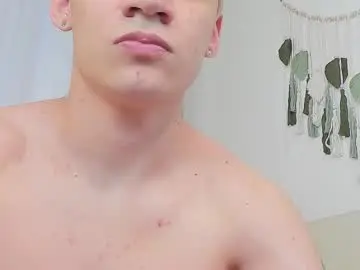 Chaturbate Live Sex Cam of andrew_clar