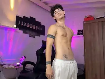 Chaturbate Live Sex Cam of kisan_smith