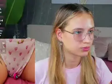 Chaturbate Live Sex Cam of shei1a_shy