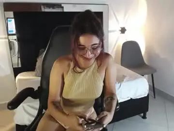 Chaturbate Watch Live Sex Cams of lyrarose_
