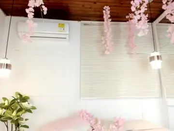 Chaturbate Live Sex of emily_burton18