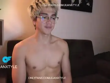 Chaturbate Live Sex Cam of juancamroom