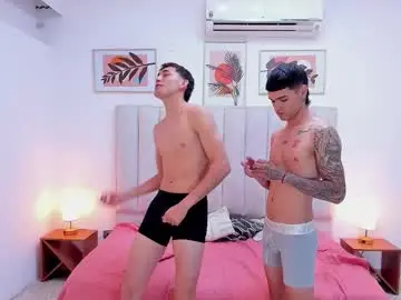 Chaturbate Watch Live Sex Cams of twogirls2boys