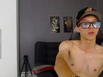 Chaturbate Live Sex Cam of skinny_bigcock20