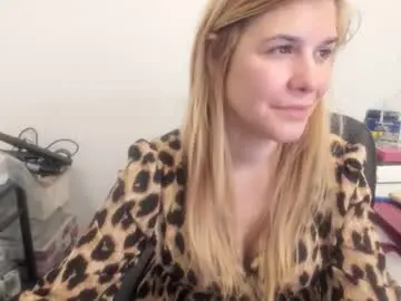 Chaturbate Live Sex of artsyandcraftsy_