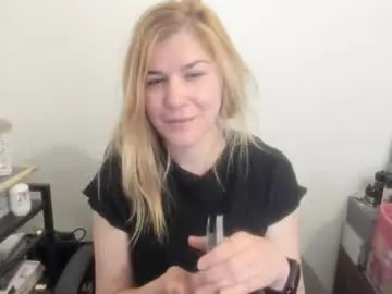 Chaturbate Live Sex Cam of artsyandcraftsy_