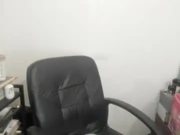 Chaturbate Live Sex Cam of artsyandcraftsy_