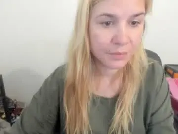 Chaturbate Live Sex Cam of artsyandcraftsy_