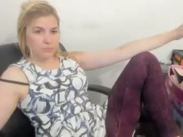 Chaturbate Live Sex of artsyandcraftsy_
