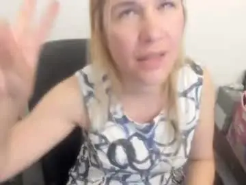 Chaturbate Live Sex Cam of artsyandcraftsy_