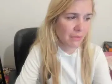 Chaturbate Live Sex Cam of artsyandcraftsy_