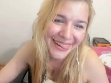 Chaturbate Live Sex Cam of artsyandcraftsy_