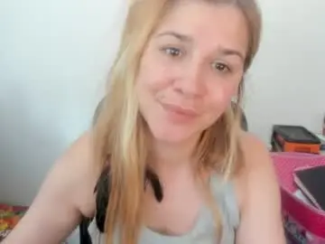 Chaturbate Live Sex Cam of artsyandcraftsy_