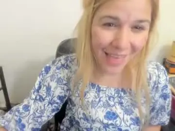 Chaturbate Live Sex Cam of artsyandcraftsy_