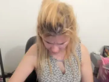 Chaturbate Live Sex of artsyandcraftsy_