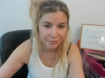Chaturbate Live Sex Cam of artsyandcraftsy_