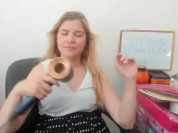 Chaturbate Live Sex of artsyandcraftsy_