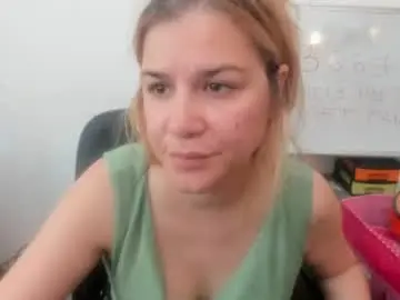 Chaturbate Live Sex of artsyandcraftsy_