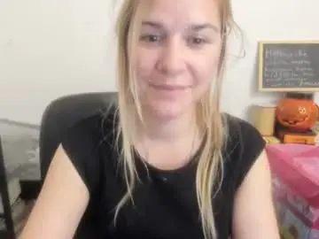 Chaturbate Live Sex Cam of artsyandcraftsy_