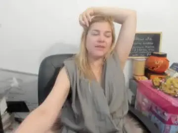 Chaturbate Live Sex Cam of artsyandcraftsy_