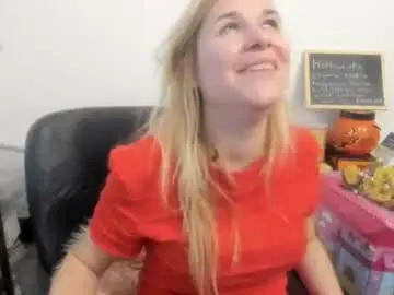 Chaturbate Live Sex Cam of artsyandcraftsy_