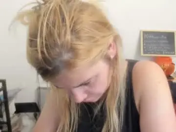 Chaturbate Free Porn Cam of artsyandcraftsy_