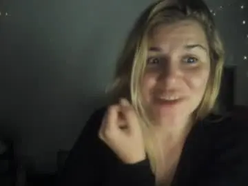 Chaturbate Live Sex of artsyandcraftsy_