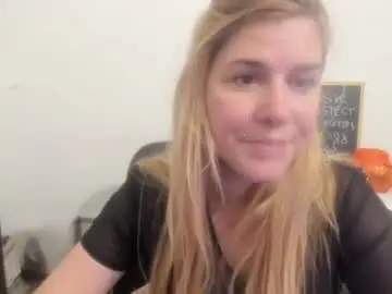 Chaturbate Live Sex of artsyandcraftsy_
