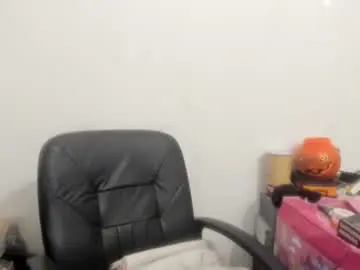 Chaturbate Live Sex Cam of artsyandcraftsy_
