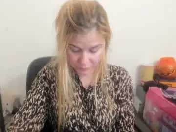 Chaturbate Live Sex of artsyandcraftsy_
