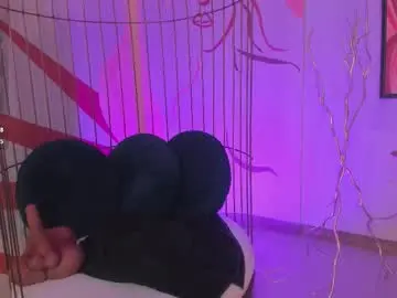 Chaturbate Best live sex cam show of mialaurence_