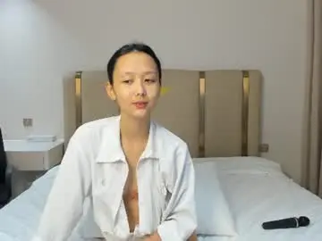 Chaturbate Live Sex Cam of little_yena