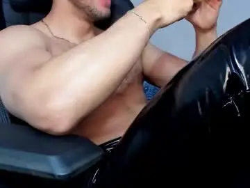 Chaturbate Live Sex Cam of tommy_bred