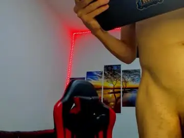 Chaturbate Live Sex Cam of andrew_2811