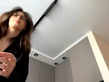 Chaturbate Live Sex Cam of youremilia_