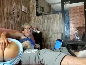 Chaturbate Live Sex Cam of jhosuamoore2