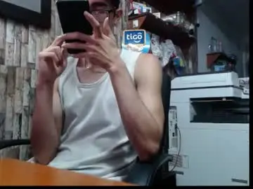 Chaturbate Live Sex Cam of jhosuamoore2