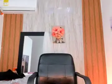 Chaturbate Live Sex Cam of aratnzacute